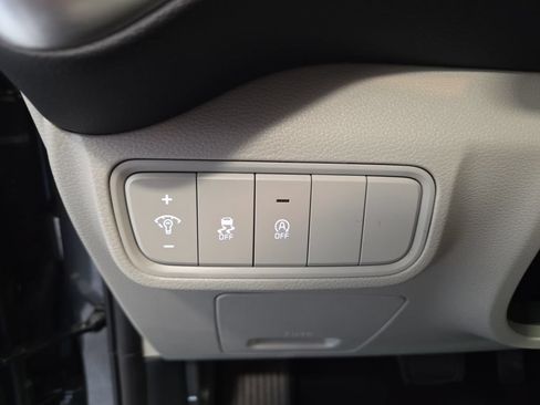 Used 2025 Kia Soul LX w/ LX Technology Package FWD image 17