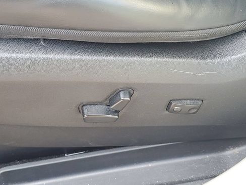 Used 2014 Chrysler Town & Country Touring-L FWD image 16