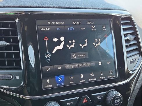 Used 2021 Jeep Grand Cherokee Laredo X RWD image 19