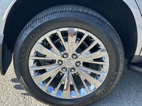 Used 2025 Chevrolet Tahoe Premier AWD/4WD image 9