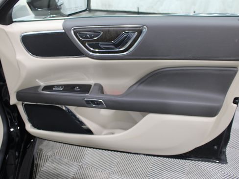 Used 2017 Lincoln Continental Select FWD image 27