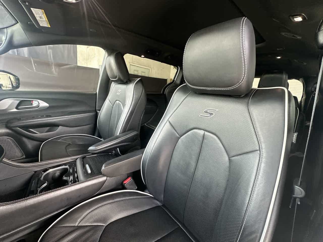 Used 2026 Chrysler Pacifica Limited w/ S Appearance Package FWD image 14