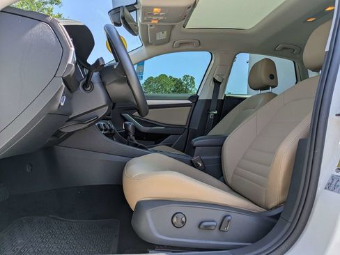 Used 2021 Volkswagen Jetta SE FWD image 2