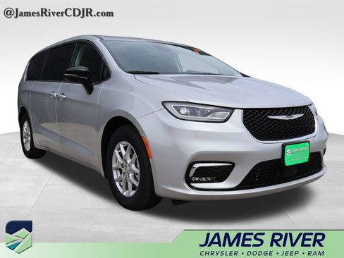 Used 2024 Chrysler Pacifica Touring-L FWD image 6