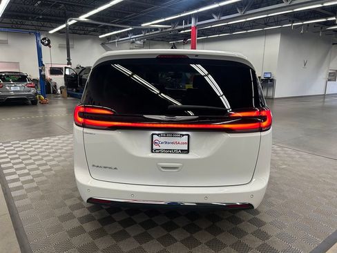 Used 2024 Chrysler Pacifica Touring-L FWD image 10