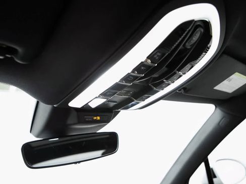 Certified 2025 Porsche Macan image 30