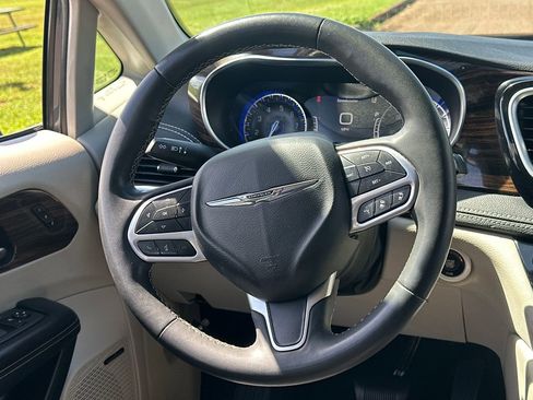 Used 2022 Chrysler Pacifica Limited image 18
