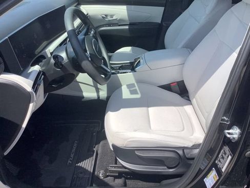 Certified 2025 Hyundai Tucson SE FWD image 10