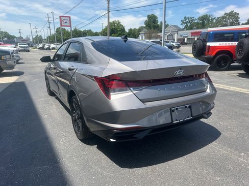 Used 2021 Hyundai Elantra SEL w/ Convenience Package FWD image 5