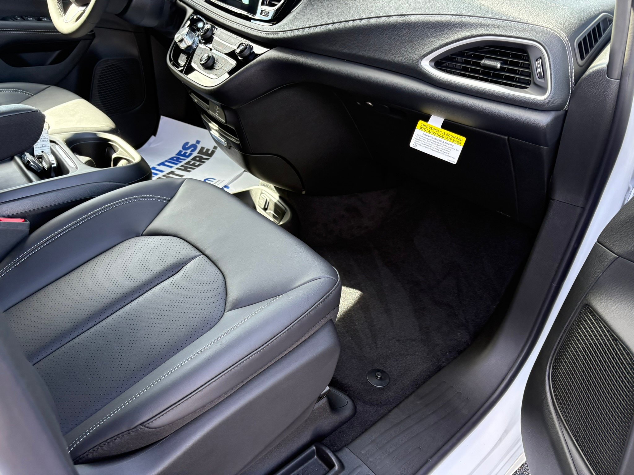 New 2027 Chrysler Pacifica Select FWD image 26