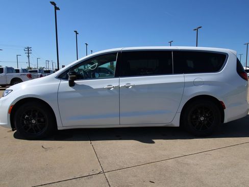 Used 2024 Chrysler Pacifica Touring-L FWD image 17