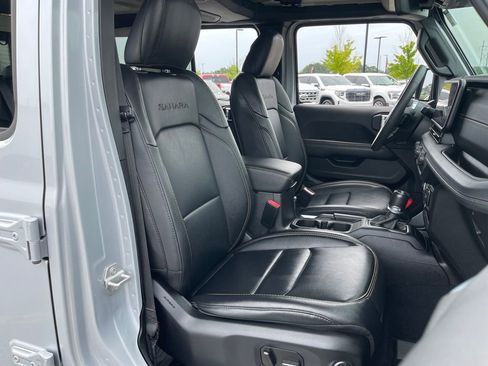 Used 2024 Jeep Wrangler Unlimited Sahara w/ Technology Group AWD/4WD image 44