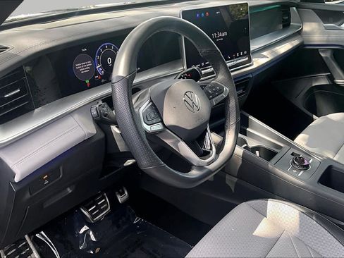 Certified 2025 Volkswagen Tiguan SE R-Line AWD/4WD image 18