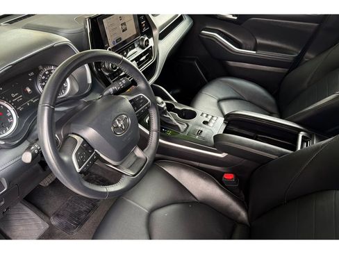 Certified 2025 Toyota Highlander XLE FWD image 10