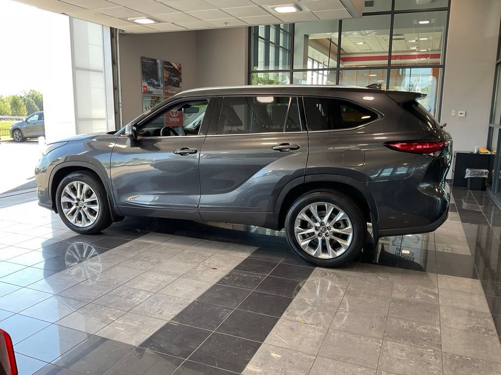 Used 2020 Toyota Highlander Limited w/ Protection Package #3 AWD/4WD image 4