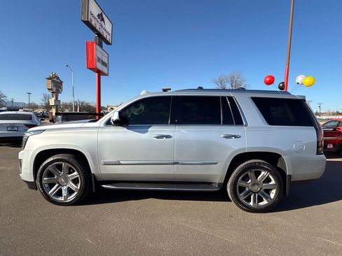 Used 2018 Cadillac Escalade Luxury image 4