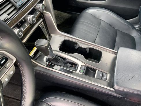 Used 2018 Honda Accord Touring image 17