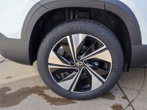 New 2026 Volkswagen Taos SE image 9