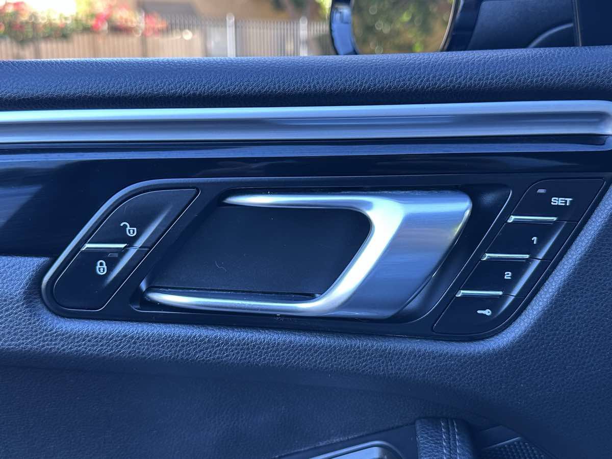Used 2018 Porsche Macan AWD/4WD image 41