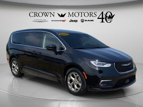 Used 2024 Chrysler Pacifica Limited FWD image 3