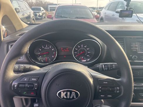 Used 2017 Kia Sedona LX image 3