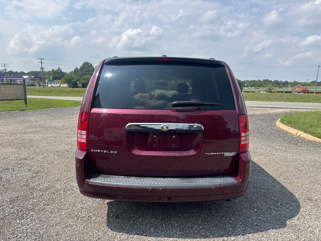 Used 2009 Chrysler Town & Country Touring FWD image 9