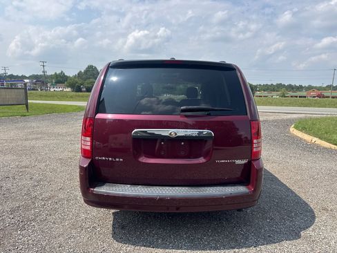 Used 2009 Chrysler Town & Country Touring FWD image 9