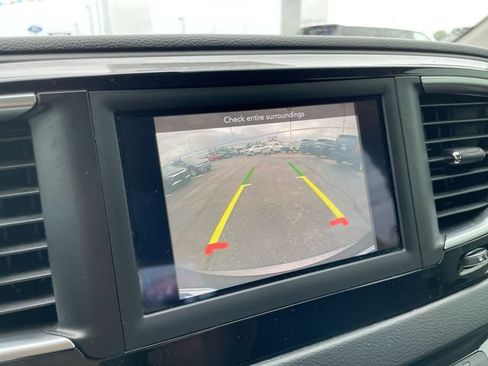 Used 2018 Chrysler Pacifica Touring Plus w/ Tire & Wheel Group FWD image 21