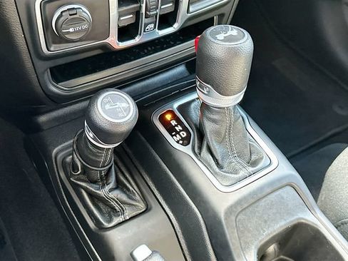 Used 2024 Jeep Wrangler Unlimited Sahara w/ Technology Group AWD/4WD image 18