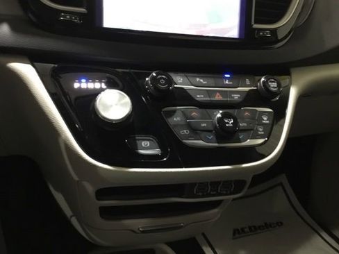 Used 2023 Chrysler Pacifica Touring-L FWD image 32