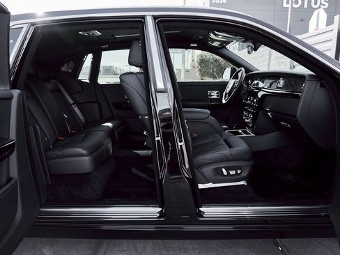 Used 2024 Rolls-Royce Phantom Sedan image 30