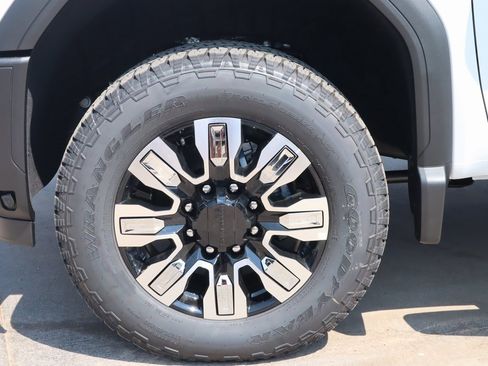 New 2026 GMC Sierra 2500 Denali w/ Denali Reserve Package image 17