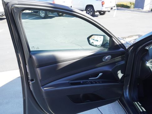 Used 2025 Hyundai Elantra SEL image 16