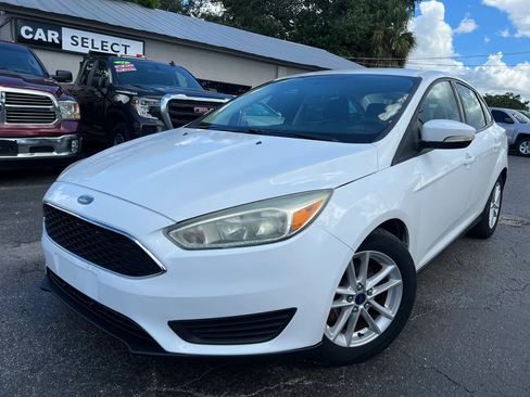 Used 2015 Ford Focus SE FWD image 2