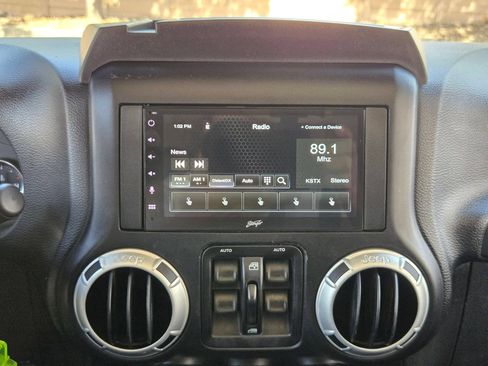 Used 2015 Jeep Wrangler Unlimited Rubicon w/ Connectivity Group AWD/4WD image 17