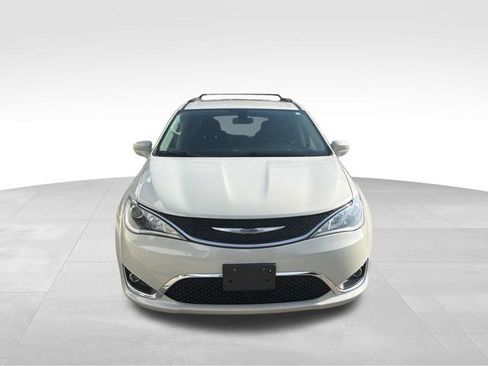 Used 2020 Chrysler Pacifica Touring w/ Tire & Wheel Group FWD image 3