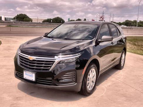 Used 2022 Chevrolet Equinox LS image 2