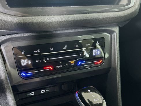 Used 2024 Volkswagen Tiguan SE image 23