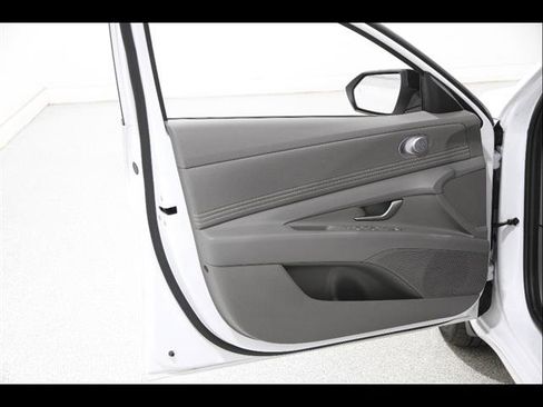 Used 2025 Hyundai Elantra Sport image 4