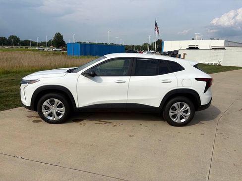 Used 2025 Chevrolet Trax LS FWD image 6