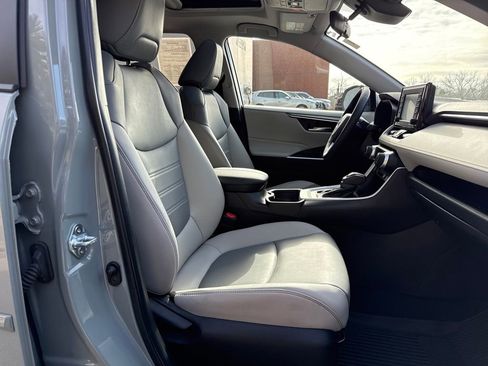 Used 2021 Toyota RAV4 XLE Premium image 27