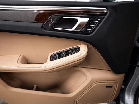 Certified 2026 Porsche Macan AWD/4WD image 18