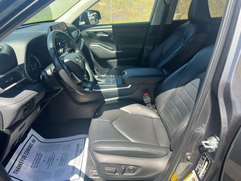 Used 2023 Toyota Highlander XLE AWD/4WD image 11