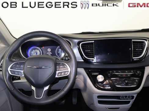 Used 2023 Chrysler Pacifica Touring-L image 12