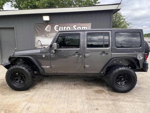 Used 2018 Jeep Wrangler Unlimited Sport w/ Connectivity Group AWD/4WD image 5
