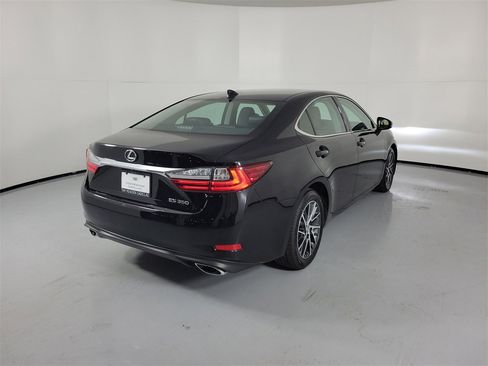 Used 2018 Lexus ES 350 w/ Luxury Package w/Wood Trim image 4