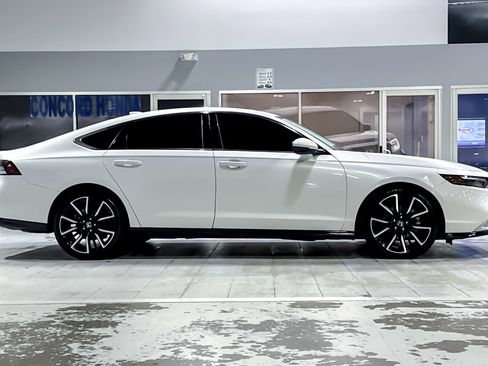 Used 2024 Honda Accord Touring image 7