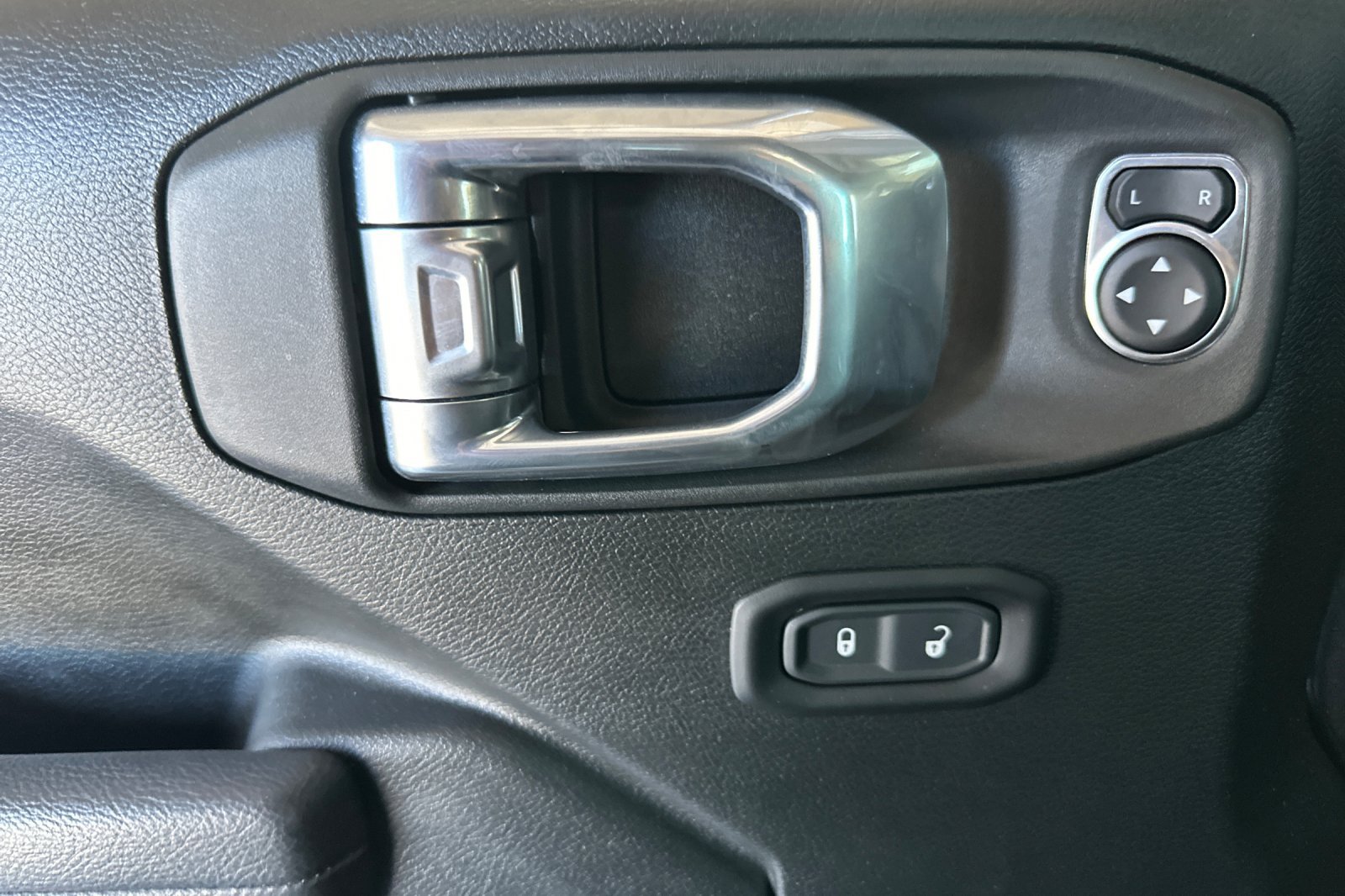 Used 2022 Jeep Wrangler Sport AWD/4WD image 11