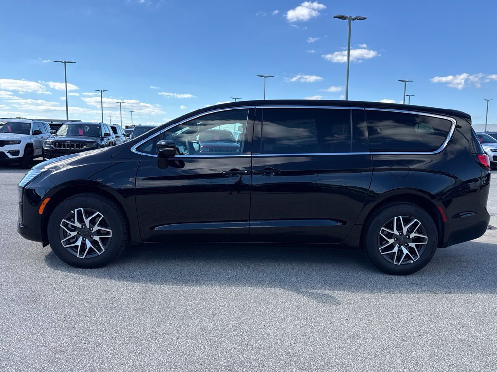 New 2027 Chrysler Pacifica Limited w/ Family Tech Group AWD/4WD image 23