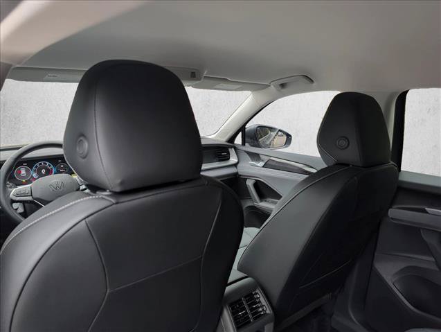 Used 2025 Volkswagen Tiguan SE FWD image 17